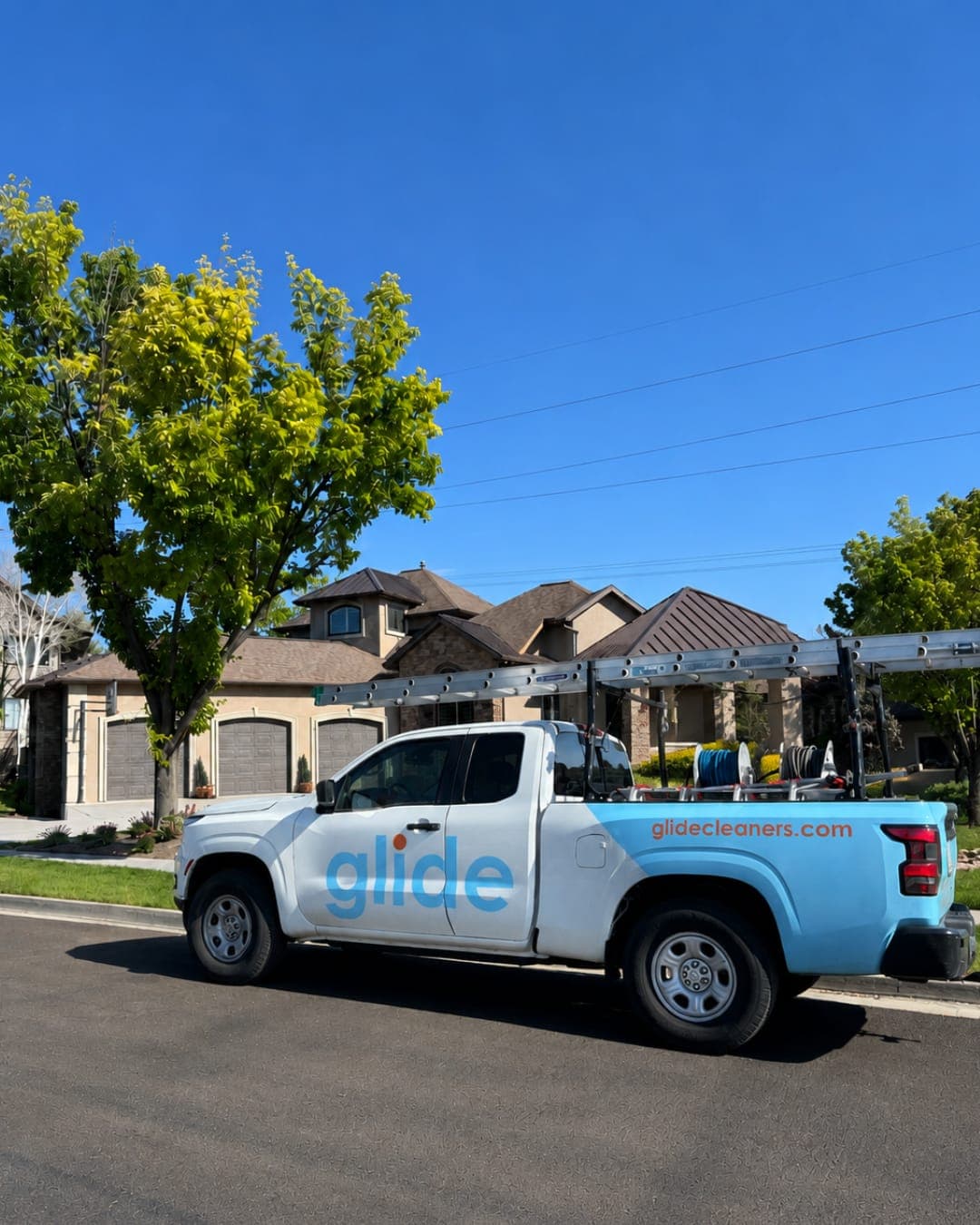 Glide technician at the front of a Phoenix-area home